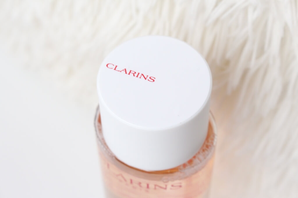 Clarins Water Comfort One-Step Cleanser 50 ml ทำความสะอาดเครื่องสำอางและสิ่งสกปรกในขั้นตอนเดียว ให้ผิวสะอาดหมดจดเนียนนุ่มน่าสัมผัส   อ่อนโยนให้ความรู้สึกสดชื่น ช่วยปรับสภาพและปลอบประโลมผิว เหมาะสำหรับผิวแห้งและผิวธรรมดา