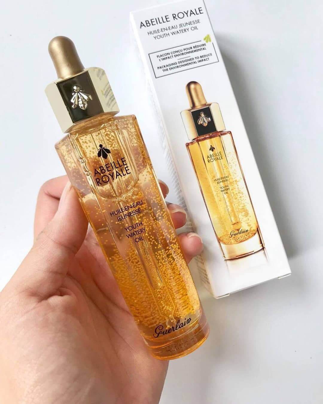 GUERLAIN Abeille Royale Youth Watery Oil 50 ml.  Pre-Serum สัมผัสบางเบาเหมือนน้ำ แต่ให้ความชุ่มชื้นเหมือนน้ำมัน ช่วยฟื้นฟูผิวอย่างล้ำลึกเหมือนเซรั่มสูตรใหม่   ที่ผสาน 3 พลังความเข้มข้นระหว่างเซรั่มกับความชุ่มชื่นของออยล์และความบางเบาของน้ำ ทำให้เนื้อออยล์มีความบางเบา สบายผิว ปราศจากความมันส่วนเกินบน   มาพร้อมกับสุดยอดเทคโนโลยีในเนื้อสัมผัส แบบ Oil In Water ที่จะให้ความรู้สึกที่แตกต่างจากการใช้ออยล์อื่นๆ โดยทั่วไป ด้วยเนื้อสัมผัสของออยล์ที่ไม่ทิ้งความมันบนใบหน้า   ซึมซาบสู่ผิวได้อย่างรวดเร็ว มอบผิวนุ่ม เรียบเนียน กระชับ และลดเลือนริ้วรอย อีกทั้งยังสร้างความสดชื่นอย่างเต็มเปี่ยมแก่ผิว