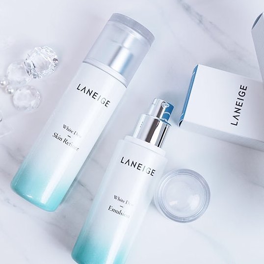 Laneige WHITE DEW Skin Refiner 120 ml.  หยดประกายสว่างใสใส่จุดด่างดำ ลดเลือนผิวหมองคล้ำ ให้เจิดจรัสดุจน้ำค้างด้วยกลุ่มผลิตภัณฑ์ LANEIGE White Dew!