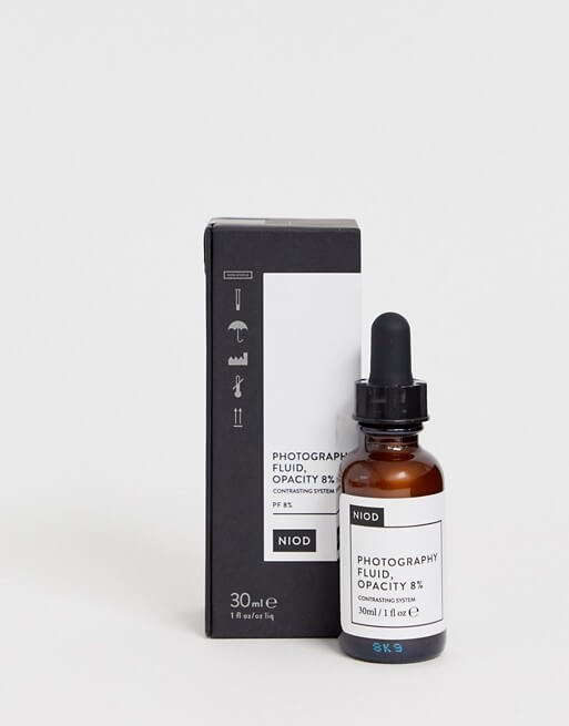 NIOD Photography Fluid Tan Opacity 8%  30 ml.  เซรั่มบำรุงผิวก่อนแต่งหน้า ‘Photography’ ให้หน้าดูกระจ่างใสสุขภาพดีทันที สามารถใช้แทน Primer ตัวเซรั่มจะช่วยให้ผิวดูเนียนโกลว์หลังทา   มาด้วยกัน 2 เฉดสีคือ 8% (สำหรับผิวคนขาวเหลือง , ผิวแทน) และ 12% (สำหรับคนผิวขาวชมพู)   เซรั่มกระชับรูขุมขน ปรับผิวกระจ่างใส พร้อมเป็นเมคอัพเบสในตัว