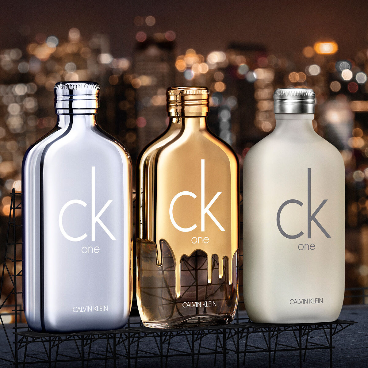 CK Calvin Klein One Platinum Edition EDT นิยามใหม่ในเอกลักษณ์แห่งความหอม ทั้งเย็นสบายและอบอุ่น ด้วยน้ำหอมสำหรับผู้ชาย จากซีเค (คาลวิน ไคลน์) ผสานรวมความสดใสไร้เดียงสาเข้ากับความสุขุมนุ่มลึกในความเป็นมาอันยาวนานของเรา 