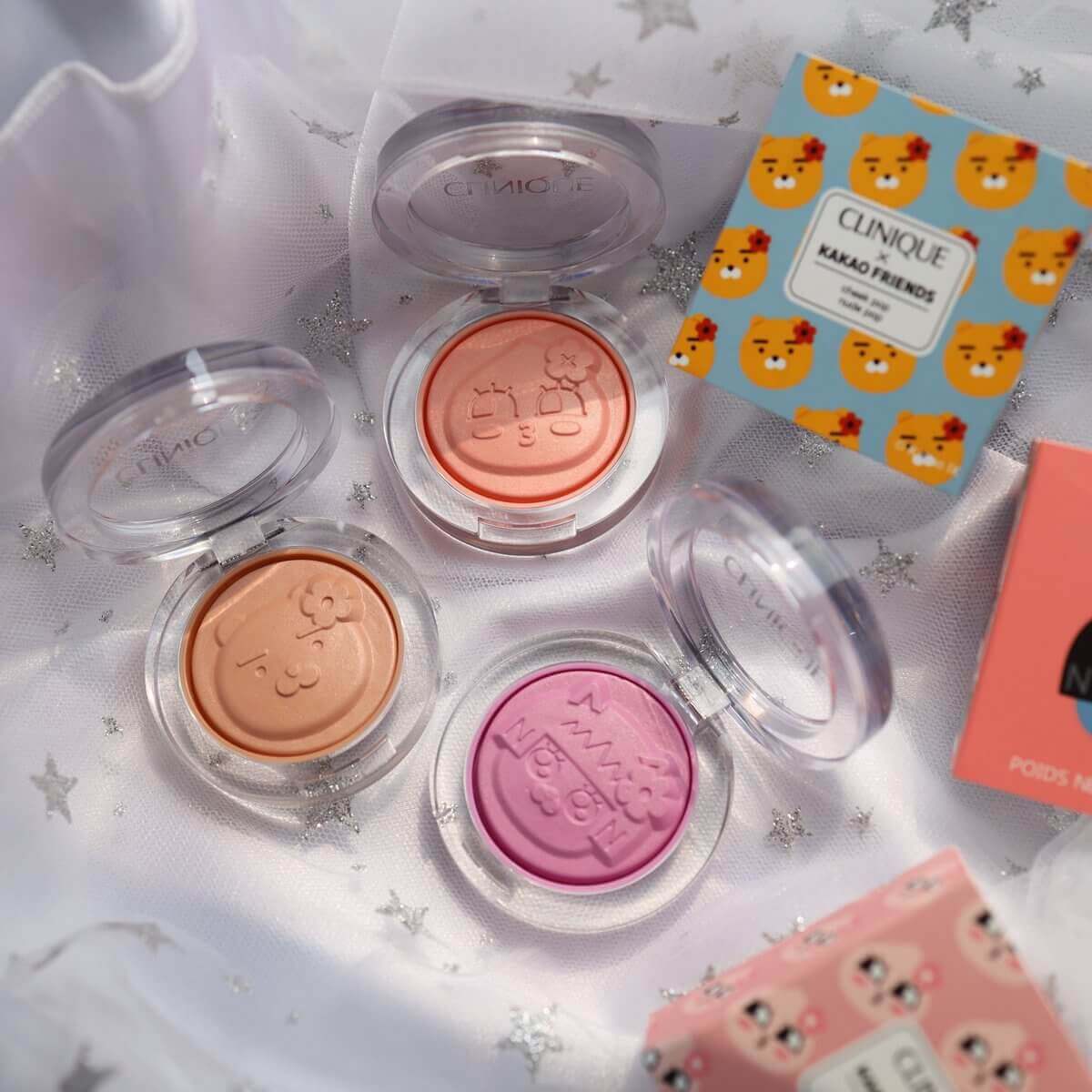 CLINIQUE Cheek Pop X Kakao Friends #05 Nude Pop 3.5 g  บลัชออนคุณภาพ Cheek Pop จาก Clinique ด้วยเทคโนโลยีลิขสิทธิ์เฉพาะ Cheek Pop ได้รับการพัฒนาจากของเหลวเนื้อเนียน ซึ่งถูกแปรรูปโดยกระบวนการอบอย่างช้าๆ จนกลายเป็นแป้งที่มีความโดดเด่น ให้พวงแก้มสวยเนียนติดทนผิว มอบเนื้อเบาและเนียนเรียบเมื่อสัมผัส เผยลุคสดใส ดูสุขภาพดีแบบมีเลือดฝาด 